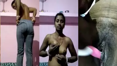 Desi bhabhi satisfies herself using toothbrush for her XXX pussy