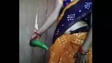 Rajasthani aunty ne kakdi se chut chodi