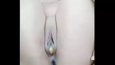 Professional webcam XXX slut sticks veggies into her Desi pussy