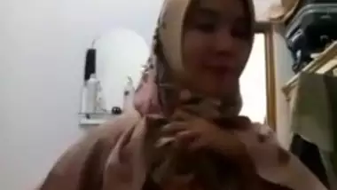 Hijabi Cutie Cutest Boobs show