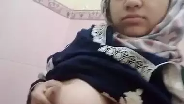 Paki lady showing boobs