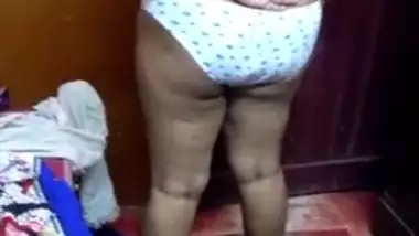 Tamil Plump Aunty Show her curves