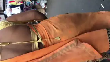 tamil aunty BEAUTIFUL Exposed Back and Butt Shake