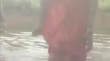 Desi Aunty Bathing in Pond and Fucking with Lover