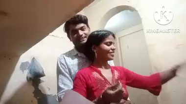 Innocent bhabhi boobs pressed & grabbed nicely in roti making vlog