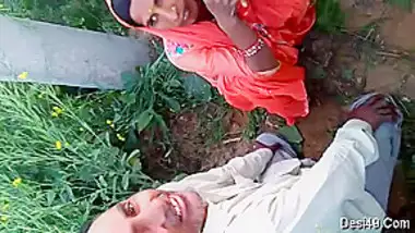 Exclusive- Desi Mature Cheating Wife Outdoor Sex With Lover