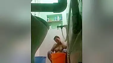 Today Exclusive- Desi Bhabhi Bathing Capture By Hidden Cam