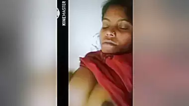 Desi Bhabhi Shows Her Boobs