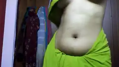 vasavi bhabhi changing blouse