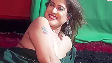 Naughty Aunty In Saree