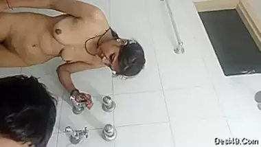 Exclusive- Desi Couple Bath After Sex