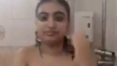 Cute Girl Record Her bath