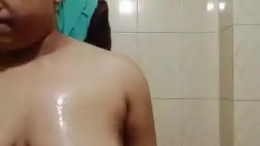 Chubby Indian lady making nude bath video