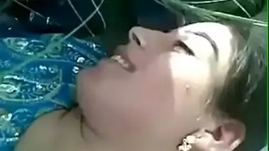 Indian pervert bangs his sexy GF’s cunt in bushes