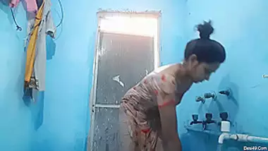 Desi Girl Bathing