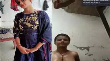 Tiny tits Indian girl bathing naked viral clip