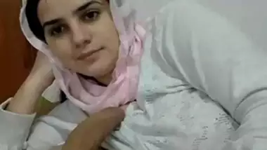 A sexy Pakistani babe sucks a dick on a live webcam