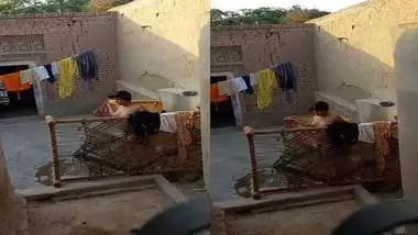 Desi village bhabhi bathing viral clip leaked