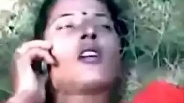 A Punjabi lady gets fuck outdoor on the farm