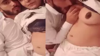 Kashmiri Mms With Audio - Paki Wife Boobs Show And Hubby Sucking Viral Mms porn video