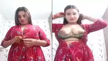 Pakistani girl naked boobs show selfie video