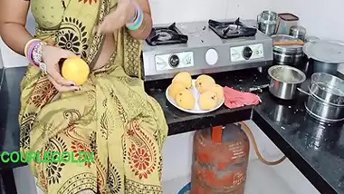 A guy fucks his bhabhi while making aamras in Indian bf