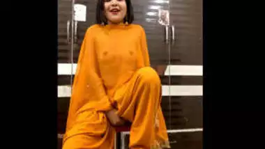 Hot Desi in Salwar Fingering her pussy