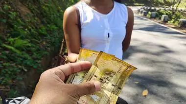  පාරේදී සෙට් වෙලා සල්ලි වලට ගහපු කෑල්ල Sri lankan Garment Slut sex For money Go Back Home