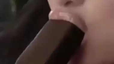 ???? Kareena Kapoor Loves Licking Suckin her Chocolate Ice Lolly